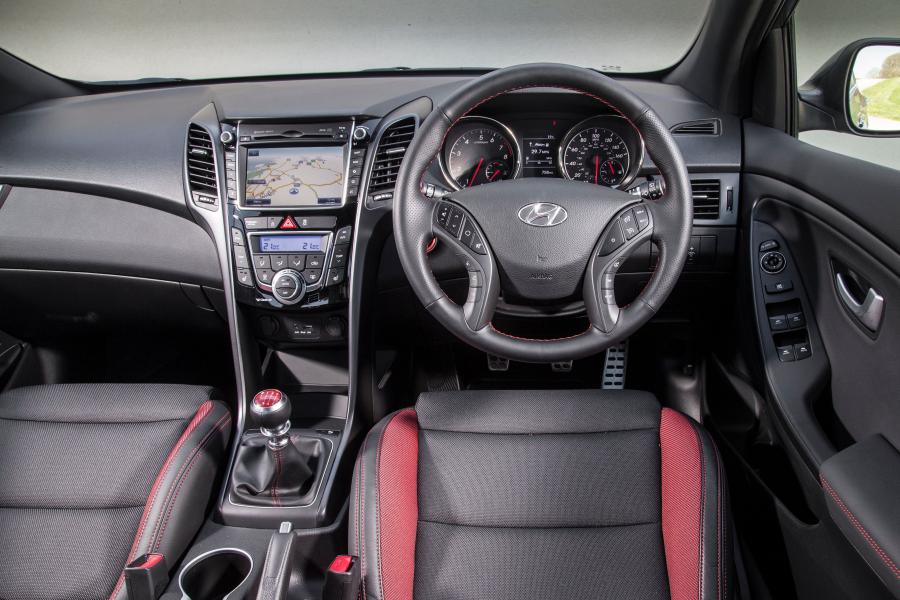  Hyundai i30 5-Door Turbo 2015 года  (UK) (фото 17 из 20)